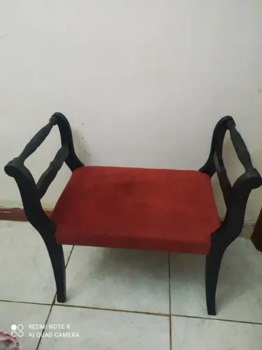 Banqueta Chipandelle antiga com apoio , madeira maciça preta e forro de veludo vinho