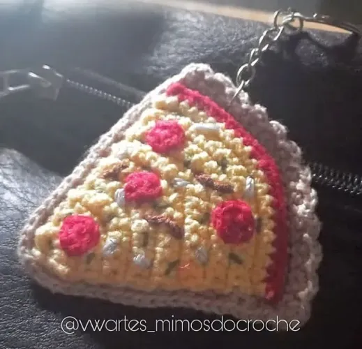 Chaveiro pizza crochê amigurumi 