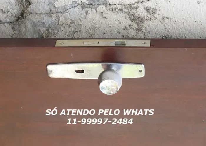 Porta antiga LEIA o anúncio