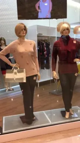 Base de vitrine de ferro branca com tampo de vidro que ilumina 