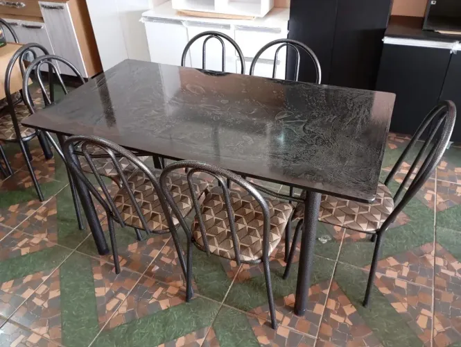 Mesa com 6 cadeiras. Parcelo no cartão e entrego em Anápolis.