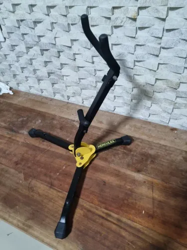 Pedestal para saxofone 