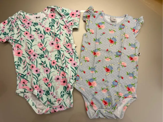 Bodies tamanho 12-18 meses praticamente NOVOS. 15 reais cada