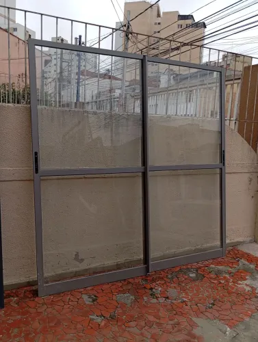 Porta balcão linda com toda perfis trilhos e batentes de correr 2.25 L x 2.30 A.