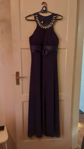 Vestidos de festa na cor vinho e azul escuro.