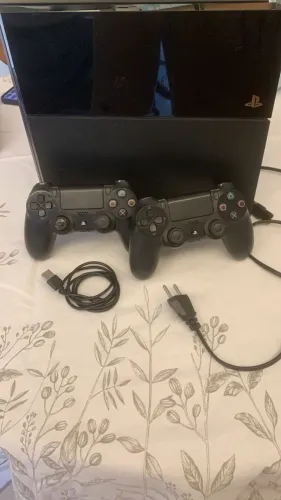 Ps4 com 2 controles e 5 jogos físicos por 1500,00