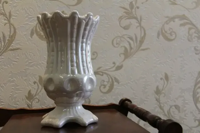 Floreira em Porcelana Esmaltada com Acabamento Perolizado - Anos 70