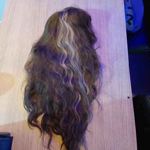 Peruca loiro escuro com mechas loiras e lace