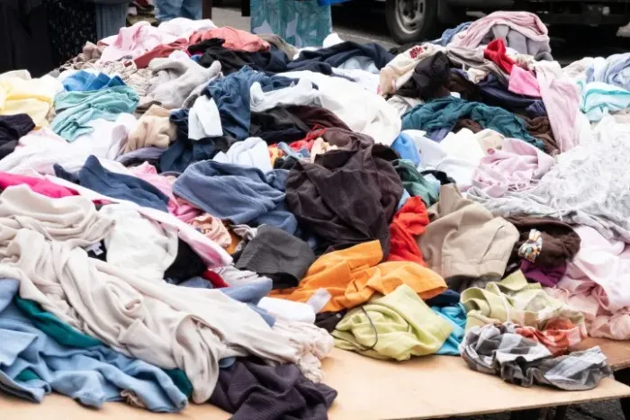 Lote c/ 20 pçs de roupas femininas para brechó em bom estado