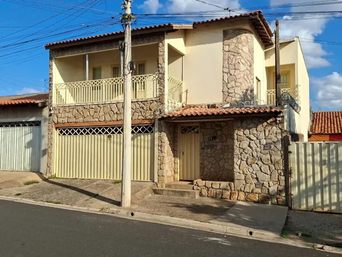 Casa de vila para venda em Jardim Paineiras com 3 quartos, sendo 1 suíte, 283m²