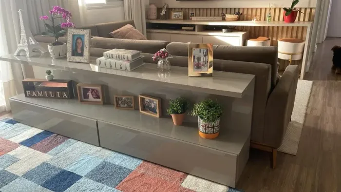 Aparador atrás do sofá