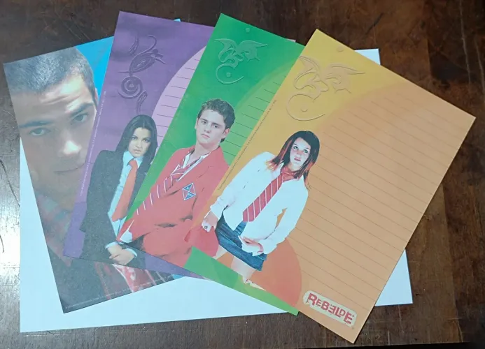 Papéis de carta Rebelde RBD - 4 papéis médios 