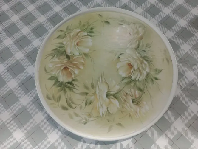 Prato decorativo com pintura de rosas