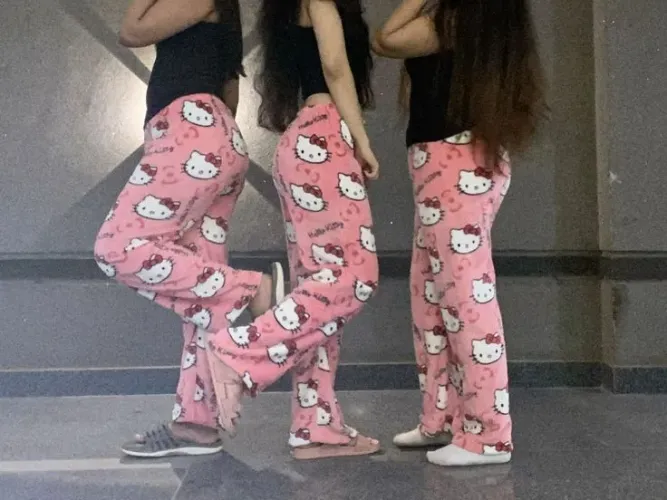 Perfeição de calça Hello Kitty em pelúcia e algodão fica perfeito em qualquer corpo