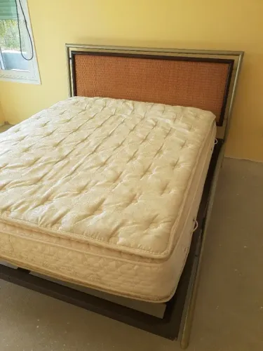 Cama Casal Queen Madeira e aço + Colchão de molas ensacadas