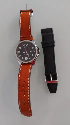 RELÓGIO TOMMY - EM CONDIÇÕES  ÓTIMAS DE USO- MODERNO - PREÇO DE OCASIÃO- 