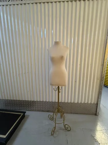  Manequim Busto Feminino em Tecido Importado com Pedestal de Rodas