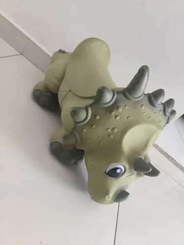 Dinossauro com rodinhas