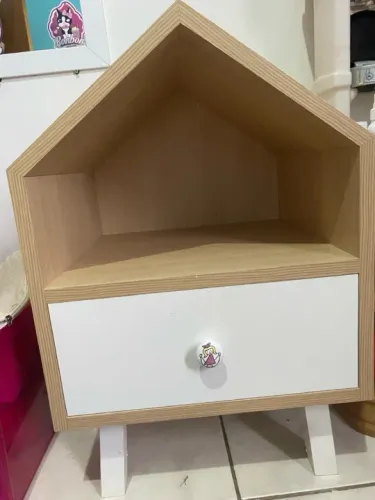 Mesa de cabeceira criado casinha com Gaveta