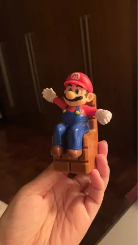 Boneco Mario sentado no bloco