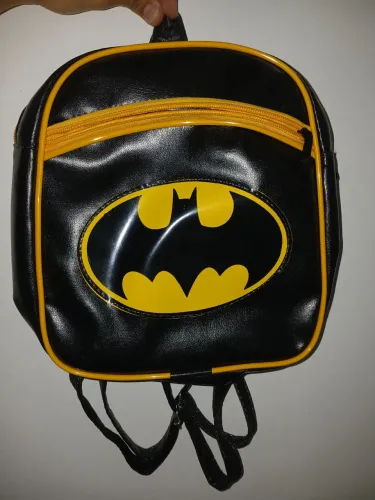 Mini Mochila Batman Logo Amarelo - Material Sintético e Zíper!