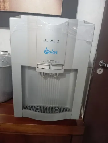 Bebedouro Polar com água natural e gelada
