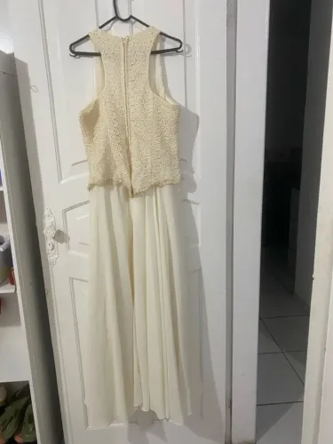 Promoção Vestido longo creme com detalhes em renda