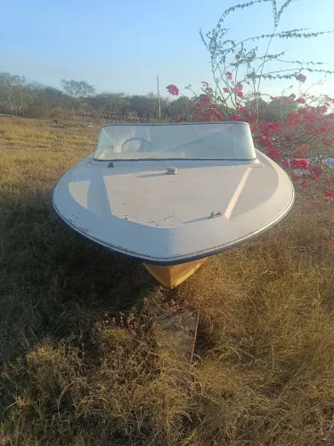 Vende-se lancha falar com *07