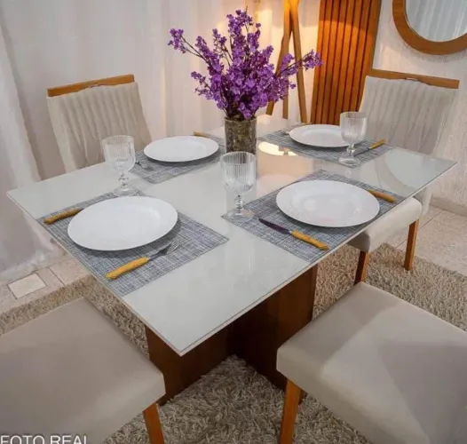 Mesa tampo com vidro e cadeiras em madeira maciça!!