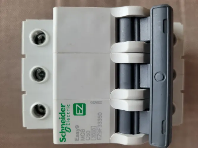 Disjuntor 3 Pólos 50A Schneider Easy9