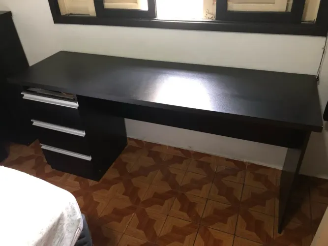 Mesa de Escritório Preta com Gavetas 1,80