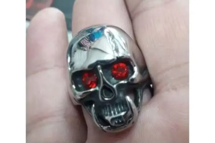 Anel de caveira com olhos vermelhos