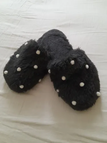 Chinelo Pelúcia Preto com Bolinhas