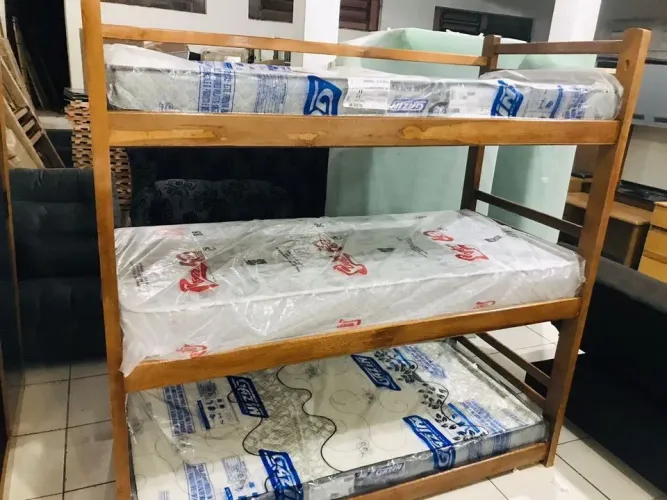 Treliche de madeira com 3 camas sem colchão 