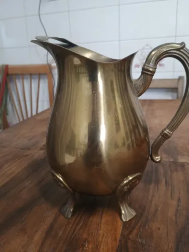 Jarro Decorativo em Metal Dourado com Detalhes