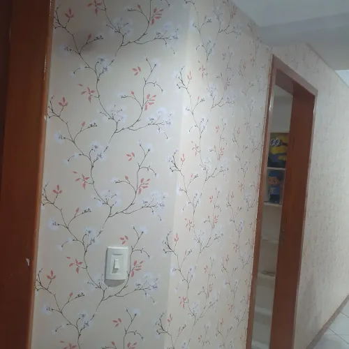 Aplicação de papel de parede e adesivos em geral