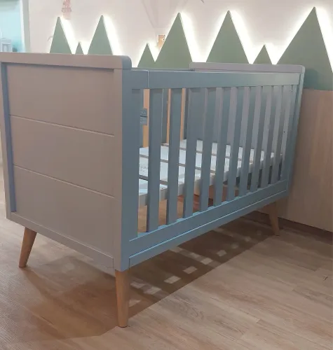 Berço retrô MDF novo. Pés palito madeira.