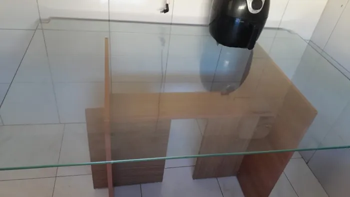 Vendo mesa com tampão de vidro.