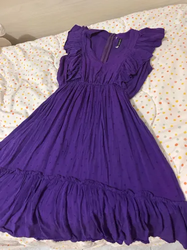 Vestido roxo para o verão com tecido e decote especiais