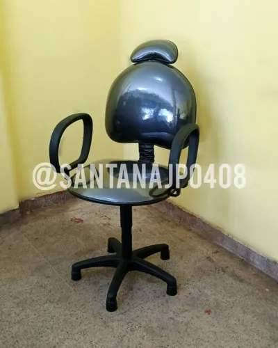 Cadeira disponível em várias cores 