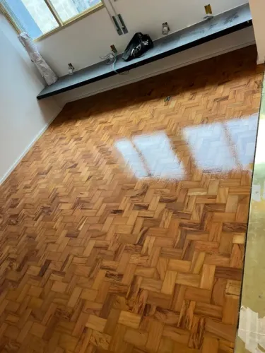 Restauração de tacos e assoalhos , trabalhos com dedicaçao e muita qualidade .