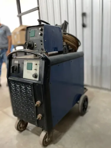 MÁQUINA DE SOLDA RETIFICADOR MIG - ESAB 558 - 220/380/440V