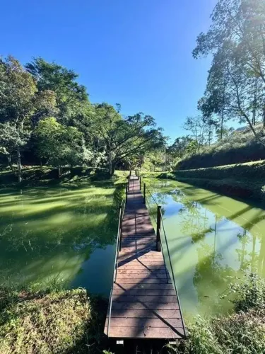 Sitio/Chacára com Piscina, Lagoa e Casa pronta para moradia