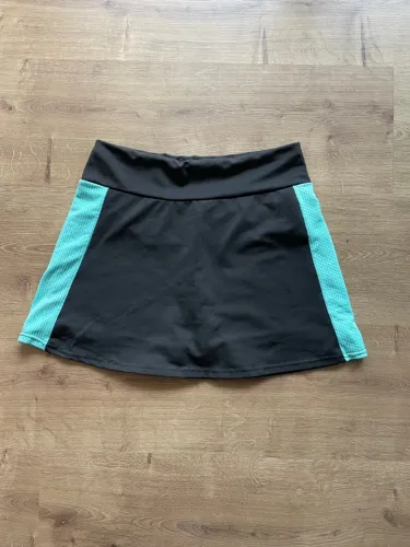 Short saia esportiva G preta com detalhes em azul