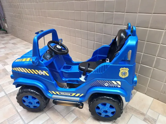 Carro veiculo de passeio com pedal policia