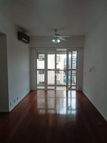 Apto dois quartos com varanda na Rua São Clemente