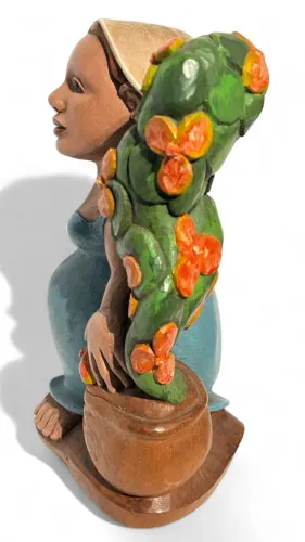 Escultura `Símbolo da Fertilidade` - Gestante em Madeira com Flores