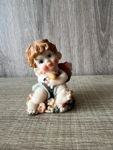 Estatueta Anjinho Sentado em Flores: símbolo pureza amor proteção Rara Campinas-sp