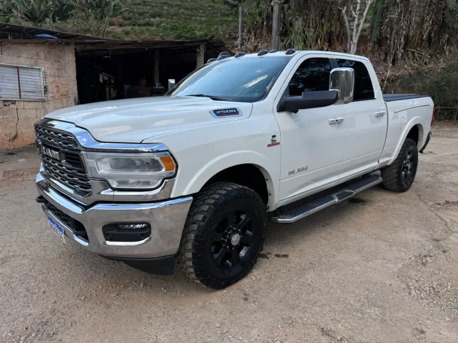 Ram 2500 com rambox, interna marron, pneus 35