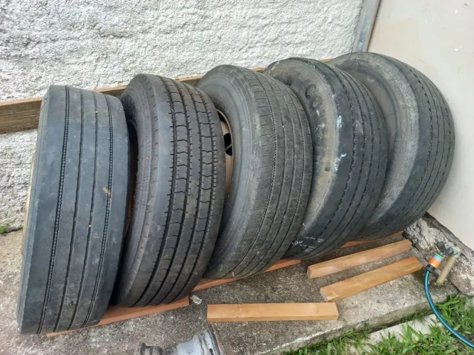 Pneu 285/70R19.5 seminovos